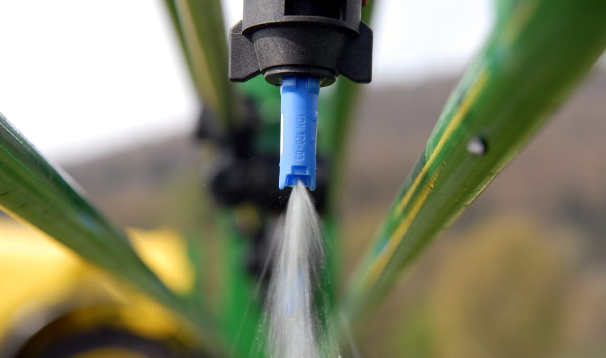 Detailaufnahme einer Spritzdüse einer John Deere Anhängespritze