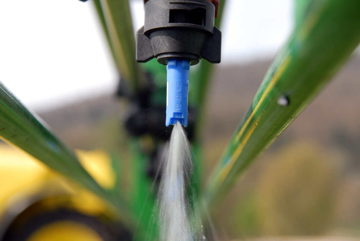 Detailaufnahme einer Spritzdüse einer John Deere Anhängespritze